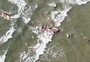 Barco de pesca com cinco tripulantes afunda na entrada da Barra em Imbé; todos foram resgatados