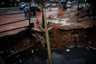 PORTO ALEGRE, RS, BRASIL - 05.05.2021 - Obras na Avenida Sertório. (Foto: Anselmo Cunha/Agencia RBS)<!-- NICAID(14775331) -->