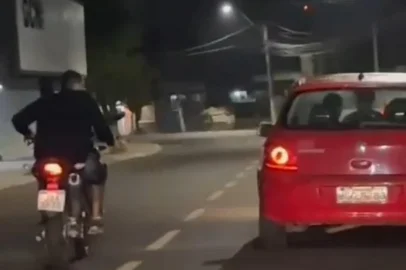 Na madrugada de sábado (22), perto da 1h da manhã, o motoboy Nicholas da Silveira Cardoso, 24 anos, foi a uma loja de bebidas em Sapucaia do Sul, na Região Metropolitana. Três horas depois, câmeras de monitoramento de uma garagem em condomínio de Esteio mostram o jovem sendo atacado por dois homens, um deles com um canivete em mão. Nicholas está internado em estado grave. A polícia, que investiga os fatos para compreender o que levou ao crime, diz que a agressão, que seguiu um roubo de capacete e uma perseguição com dois carros e uma moto, teria sido causada por um motivo banal: Nicholas teria se escorado no carro dos suspeitos que estava estacionado no estabelecimento de bebidas.<!-- NICAID(16003242) -->