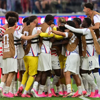 US players celebrate the second goal by forward #20 Folarin Balogun during the 2026 World Cup Group D football match between USA and Paraguay at the Los Angeles Stadium in Inglewood on June 12, 2026. (Photo by Frederic J. BROWN / AFP)Editoria: SPOLocal: InglewoodIndexador: FREDERIC J. BROWNSecao: world championshipFonte: AFPFotógrafo: STF<!-- NICAID(16305676) -->