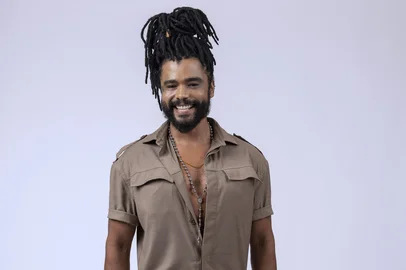 Diogo Almeida retrato individual em fundo branco "BBB 25"<!-- NICAID(15971949) -->