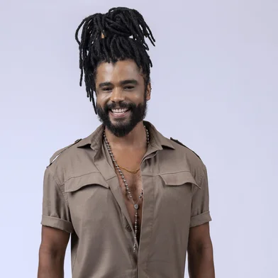 Diogo Almeida retrato individual em fundo branco "BBB 25"<!-- NICAID(15971949) -->
