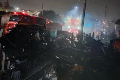 Morador que usava oxigênio é resgatado em incêndio que destruiu duas casas em Vacaria.<!-- NICAID(16105483) -->