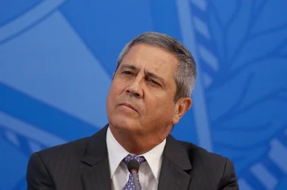 DF - PRISÃO/BRAGA NETTO/PF/ARQUIVO - POLÍTICA - FOTO DE ARQUIVO DE 13/03/2020. O Ministro da Casa Civil, Walter Braga Neto, concede entrevista à imprensa sobre a   evolução da Covid-19, no Salão Oeste do Palácio do Planalto, em Brasília (DF).  A Polícia Federal prendeu, na manhã   deste sábado, 14, o general da reserva Walter Souza Braga Netto, ex-ministro da Defesa e candidato a vice na chapa   de Jair Bolsonaro (PL). Ele foi detido em Copacabana, no Rio de Janeiro, em uma operação que contou com o apoio do   Exército. Braga Netto será entregue ao Comando Militar do Leste, onde ficará sob custódia das Forças Armadas. O   mandado de prisão preventiva por obstrução da Justiça foi expedido pelo Supremo Tribunal Federal (STF).   13/03/2020 - Foto: DIDA SAMPAIO/ESTADÃO CONTEÚDO<!-- NICAID(15935763) -->