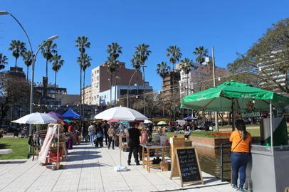 A Redenção já é uma delícia. E em fins de semana o parque fica ainda mais gostoso, com sua feira de orgânicos no sábado e seu dois dias de breque.Pois nesse domingo ainda rola a Feira Mosaico na chamada “esplanada” do Araújo Vianna - em uma parceria com a Opinião Produtora.Das 11h até as 19h vai rolar por lá marcas autorais, livros, vinis, brechós selecionados muita comidinha artesanal. E é claro que não pode faltar a música - a discotecagem fica por conta do Nando Barth.Atenção: caso chova o evento será transferido para data a ser marcada.<!-- NICAID(15363061) -->