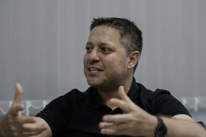 Nova Santa Rita, RS, Brasil, 05-11-2024: O prefeito de Nova Santa Rita, Rodrigo Battistella (PT), durante entrevista na prefeitura. Ele foi reeleito com 81% dos votos validos. A cidade se desenvolve como importante centro logistico pela localizacao estrategica e diversidade de transporte. Foto: Mateus Bruxel / Agencia RBSIndexador: MATEUS BRUXEL<!-- NICAID(15907523) -->
