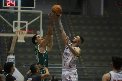 CAXIAS DO SUL, RS, BRASIL, 03/12/2024. Caxias do Sul Basquete x Bauru, jogo válido pela 16ª rodada do Novo Basquete Brasil - NBB 2024/2025 - realizado no ginásio do Sesi. (Porthus Junior/Agência RBS)Indexador: Porthus JUNIOR<!-- NICAID(15927976) -->