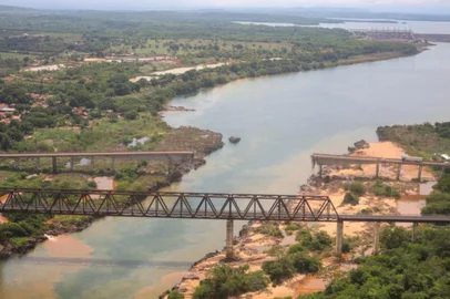 This handout picture released by Brazils Ministry of Transports shows the Juscelino Kubitschek de Oliveira bridge that collapsed on December 22 over the Tocantins River in Aguiarnopolis, Tocantins state, Brazil on December 24, 2024. At least one person was killed and 16 others are missing when a bridge collapsed between the Brazilian states of Maranhao and Tocantins in northern Brazil, a police spokesman told AFP on December 23. (Photo by Handout / Brazils Ministry of Transports / AFP) / RESTRICTED TO EDITORIAL USE - MANDATORY CREDIT "AFP PHOTO /  BRAZIL'S MINISTRY OF TRANSPORT / HANDOUT /  " - NO MARKETING NO ADVERTISING CAMPAIGNS - DISTRIBUTED AS A SERVICE TO CLIENTSEditoria: DISLocal: AguiarnópolisIndexador: HANDOUTSecao: industrial accidentFonte: Brazil’s Ministry of TransportsFotógrafo: Handout<!-- NICAID(15942160) -->