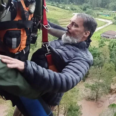 Helicópteros da FAB (foto), do Exército e da Marinha atuam nos resgates em território gaúcho