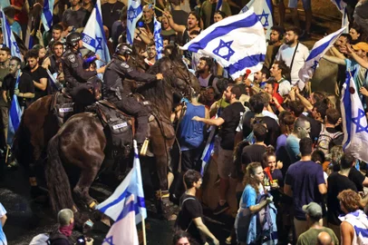 Demonstrators clash with Israeli riot police during a protest against the Israeli government's judicial reform plan in Tel Aviv on July 24, 2023. Israeli lawmakers on July 24 approved a key clause of a controversial judicial reform plan that aims to curb the powers of the Supreme Court in striking down government decisions. (Photo by JACK GUEZ / AFP)<!-- NICAID(15492312) -->