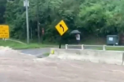 Água tomou conta da pista da BR-101 no Morro dos Cavalos<!-- NICAID(15961345) -->