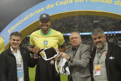Giannis Antetokounmpo recebe camiseta do Corinthians em jogo da Seleção<!-- NICAID(16057070) -->