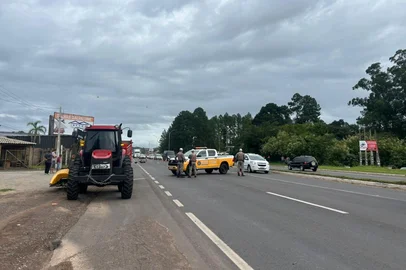 Motociclista morre em acidente com trator e outros veículos na RS-239, em Parobé, no Vale do Paranhana.<!-- NICAID(16240952) -->