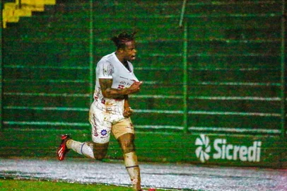 Ypiranga x Caxias pela 15ª rodada da Série C, no Colosso da Lagoa, em Erechim. Na foto: centroavante Eduardo Melo comemora o primeiro gol.<!-- NICAID(16093694) -->