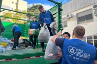 Blusões, calças, casacos, calçados e cobertores foram recolhidos ao longo deste domingo (15) em Porto Alegre. A ação faz parte do tradicional Iom Mitzvah, promovido pela comunidade judaica em parceria com a Federação Israelita do Rio Grande do Sul (FIRS) e o gabinete da primeira-dama de Porto Alegre. <!-- NICAID(16060198) -->