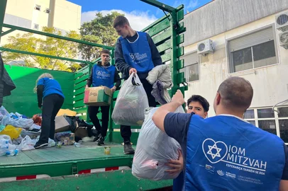 Blusões, calças, casacos, calçados e cobertores foram recolhidos ao longo deste domingo (15) em Porto Alegre. A ação faz parte do tradicional Iom Mitzvah, promovido pela comunidade judaica em parceria com a Federação Israelita do Rio Grande do Sul (FIRS) e o gabinete da primeira-dama de Porto Alegre. <!-- NICAID(16060198) -->