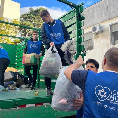 Blusões, calças, casacos, calçados e cobertores foram recolhidos ao longo deste domingo (15) em Porto Alegre. A ação faz parte do tradicional Iom Mitzvah, promovido pela comunidade judaica em parceria com a Federação Israelita do Rio Grande do Sul (FIRS) e o gabinete da primeira-dama de Porto Alegre. <!-- NICAID(16060198) -->