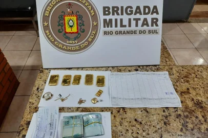 O Comando Rodoviário da Brigada Militar apreendeu 1,6kg de ouro na RS- 223, em Tapera, na terça-feira (31). A apreensão ocorreu por volta das 22h30min no km 27 da rodovia.<!-- NICAID(15585228) -->