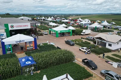CAMPO NOVO, RS, BRASIL, 18/02/2025. O noroeste do Rio Grande do Sul recebe, nesta semana, a 9ª ExpoAgro Cotricampo. Realizado no município de Campo Novo, no noroeste do RS, o evento começa nesta quarta-feira (19) e segue até sábado (22), no Parque da Cotricampo, às margens da RS-518. Nas fotos, o complexo que vai abrigar a feira recebe os últimos ajustes na véspera do evento. Foto: Jair Kuntzler/Cotricampo/Divulgação<!-- NICAID(15978990) -->