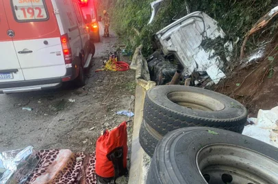 Duas pessoas morrem e uma fica ferida após caminhão tombar sobre ponte na Rota do Sol, em Itati<!-- NICAID(15802223) -->