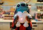 Brinquedos, roupas e livros: o que explica a popularidade de Stitch no comércio e no mundo