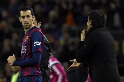 Barcelona's coach Luis Enrique (R) gives instructions to Barcelona's midfielder Sergio Busquets (L) during the "clasico" Spanish league football match FC Barcelona vs Real Madrid CF at the Camp Nou stadium in Barcelona on March 22, 2015.    AFP PHOTO / LLUIS GENE<!-- NICAID(11297045) -->