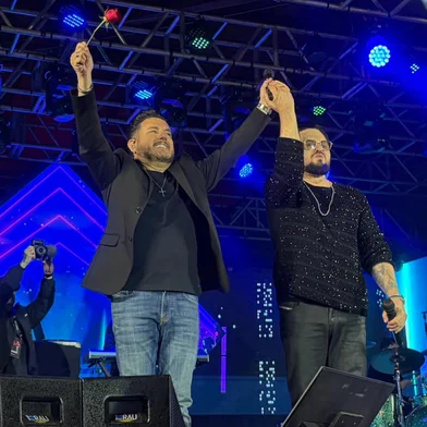 O público da dupla já consagrada tem suas músicas na ponta da língua uma a uma cantada em coro no show que promete e entrega o que roda nos telões atrás do palco: "Bruno & Marrone Revivem sua História".<!-- NICAID(16360281) -->