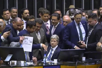 BRASÍLIA, DF, BRASIL - 06/08/2025 - Deputado Marcel van Hattem (Novo-RS) na cadeira do presidente da Câmara dos Deputados, Hugo Motta (Republicanos-PB) (Foto: TV Câmara / Reprodução)<!-- NICAID(16096927) -->