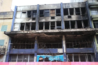 Prédio incendiado da pousada Garoa a espera de outras perícias. FOTO: RONALDO BERNARDI, AGÊNCIA RBS<!-- NICAID(15747797) -->