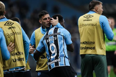 PORTO ALEGRE, RS, BRASIL, 08-07-2025: Na Arena, Grêmio enfrenta o São José valendo o título da Recopa. O duelo promove o encontro entre o campeões do Gauchão 2024 — o Tricolor — e da Copa FGF do ano passado — o Zeca. Na foto, Segundo gol do Grêmio. Amuzu marca com assistência de Alysson, para o 2-0.  Fotos: Duda Fortes/Agência RBS<!-- NICAID(16076190) -->