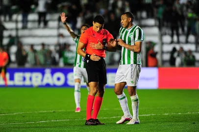 Porthus Junior / Agencia RBS CAXIAS DO SUL, RS, BRASIL, 15/08/2026. Juventude x Fortaleza, jogo válido pela 22ª rodada da série B do Campeonato Brasileiro 2026 e realizado no estádio Alfredo Jaconi. Na foto, o árbitro Sávio Pereira Sampaio e o zagueiro Titi. (Porthus Junior/Agência RBS)Indexador: Porthus Junior<!-- NICAID(16346688) -->