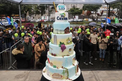CAXIAS DO SUL, RS, BRASIL. 18.06.2025. Cerca de 3 mil potes do bolo de aniversário de Caxias do Sul foram distribuídos na praça Dante Alighieri. O município completará 135 anos.Indexador: Bruno Todeschini<!-- NICAID(16063061) -->