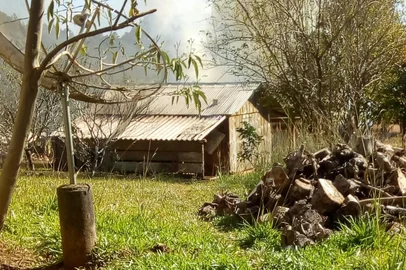 Imagens cedidas pela prefeitura de Água Santa mostram imóveis incendiados em meio a conflito indígena no município<!-- NICAID(14571975) -->