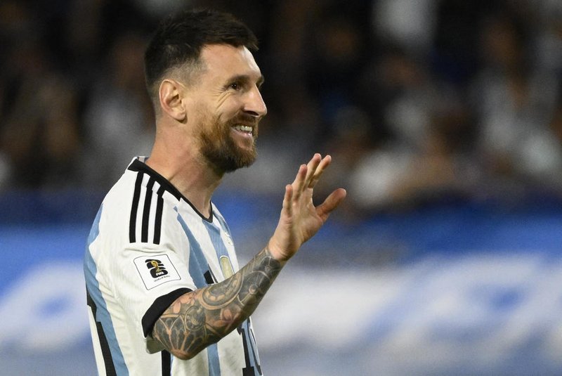 Argentina's forward Lionel Messi gestures during the 2026 FIFA World Cup South American qualification football match between Argentina and Uruguay at La Bombonera stadium in Buenos Aires on November 16, 2023. (Photo by Luis ROBAYO / AFP)Editoria: SPOLocal: Buenos AiresIndexador: LUIS ROBAYOSecao: soccerFonte: AFPFotógrafo: STF<!-- NICAID(15651265) -->