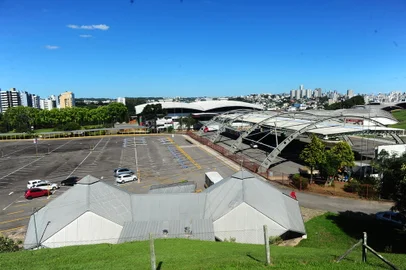 CAXIAS DO SUL, RS, BRASIL, 07/02/2022. Preparativos para a Festa da Uva. Pavilhões estão recebendo melhorias e stands estão sendo montados. Na foto, vistas gerais dos Pavilhões e do estacionamento. (Porthus Junior/Agência RBS)<!-- NICAID(15009520) -->