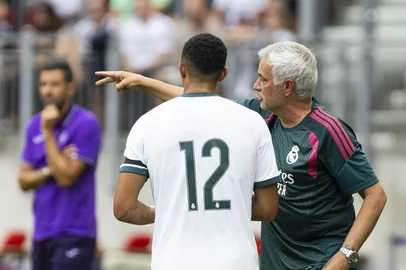 Real Madrid´s Portuguese coach Jose Mourinho (R) speaks with Real Madrid´s defender Trent Alexander-Arnold during the pre-season friendly football match between Real Madrid and ACF Fiorentina in Klagenfurt, Austria on August 1, 2026. (Photo by WOLFGANG JANNACH / APA / AFP) / Austria OUTEditoria: SPOLocal: KlagenfurtIndexador: WOLFGANG JANNACHSecao: sports eventFonte: APAFotógrafo: STR<!-- NICAID(16342608) -->