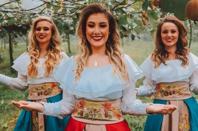 Rainha Vitória Albuquerque Bartelle, e as princesas Suelen Vitória Olszeski e Maria Eduarda Anceski Busch<!-- NICAID(16023414) -->