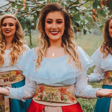 Rainha Vitória Albuquerque Bartelle, e as princesas Suelen Vitória Olszeski e Maria Eduarda Anceski Busch<!-- NICAID(16023414) -->