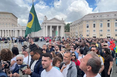 Brasileiros enfrentam filas para se despedir do papa Francisco<!-- NICAID(16024527) -->