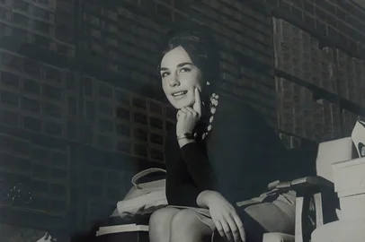 Miss Caxias 1960, Marlova Ferreira recebeu as Casas Mandelli conjuntos de bolsa e sapatos para desfilar no concurso Miss RS, em Porto Alegre.Na foto: Marlova posando nas dependências da filial da loja, a Mandelli Avenida, na Av. Júlio de Castilhos. Iimagem foi usada na capa do jornal Panorama de  21 de maio de 1960. Na parede, esculturas de ferro do artista húngaro Willy Staab.<!-- NICAID(16382884) -->