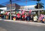Militantes levam bandeira nacional e cartazes para o consulado dos EUA em Porto Alegre: "Brasil não é quintal"
