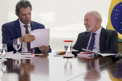 Brazil's President Luiz Inacio Lula da Silva (R) and Brazil's Economy Minister Fernando Haddad hold a meeting on family farming at the Planalto Palace in Brasilia on November 27, 2024. (Photo by Sergio Lima / AFP)Editoria: POLLocal: BrasíliaIndexador: SERGIO LIMASecao: governmentFonte: AFPFotógrafo: STR<!-- NICAID(15923436) -->