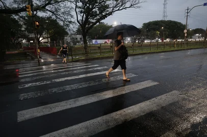 PORTO ALEGRE, RS, BRASIL - 2023.12.15 - Após dia abafado, Porto Alegre tem chuva no início da noite. (Foto: Andre Ávila/Agência RBS)<!-- NICAID(15627636) -->