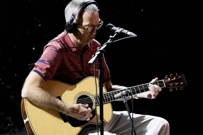 Erick Clapton, 76 anos, tem se posicionado contrário ao esquema vacinal e aos protocolos sanitários.<!-- NICAID(14998224) -->