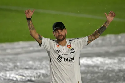 Brazilian football star Neymar waves to fans during his presentation as a new player of the Santos football team at the Urbano Caldeira Stadium in Santos, Sao Paulo state, Brazil on January 31, 2025. Star Neymar signed on Friday a six-month contract with Santos of Brazil, the club that formed him and to which he returns after his disappointing spell in Arabian soccer, according to the vice president of the Sao Paulo state team. (Photo by NELSON ALMEIDA / AFP)Editoria: SPOLocal: SantosIndexador: NELSON ALMEIDASecao: soccerFonte: AFPFotógrafo: STF<!-- NICAID(15966671) -->