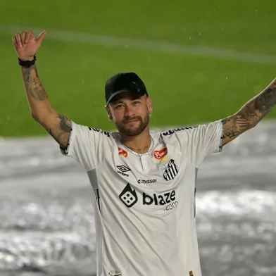 Brazilian football star Neymar waves to fans during his presentation as a new player of the Santos football team at the Urbano Caldeira Stadium in Santos, Sao Paulo state, Brazil on January 31, 2025. Star Neymar signed on Friday a six-month contract with Santos of Brazil, the club that formed him and to which he returns after his disappointing spell in Arabian soccer, according to the vice president of the Sao Paulo state team. (Photo by NELSON ALMEIDA / AFP)Editoria: SPOLocal: SantosIndexador: NELSON ALMEIDASecao: soccerFonte: AFPFotógrafo: STF<!-- NICAID(15966671) -->