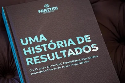 Frattini / Divulgação Os 25 anos da Frattini Consultores Associados estão, agora, registrados em livro. Escrita pelo empresário bento-gonçalvense e CEO da empresa, Nedimar Frattini, a obra reúne experiências de uma marca que já atendeu a mais de 500 negócios e mantém cerca de 200 clientes ativos. <!-- NICAID(16167437) -->