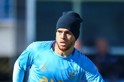 RS - FUTEBOL/ TREINO GREMIO 2025 - ESPORTES - Cuéllar e jogadores do Gremio realizam treino tÃ©cnico durante a manha desta quarta-feira, no CT Luiz Carvalho, na preparaÃ§Ã£o para a partida valida pelo Campeonato Brasileiro 2025. FOTO: LUCAS UEBEL/GREMIO FBPA<!-- NICAID(16068164) -->