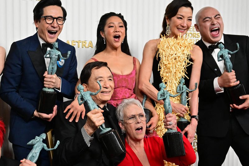 29th Annual Screen Actors Guild Awards Press RoomActors Michelle Yeoh, Ke Huy Quan, Stephanie Hsu, Jamie Lee Curtis, James Hong, and cast pose with the award for Outstanding Performance by a Cast in a Motion Picture for "Everything Everywhere All at Once" during the 29th Screen Actors Guild Awards at the Fairmont Century Plaza in Century City, California, on February 26, 2023. (Photo by Frederic J. Brown / AFP)Editoria: ACELocal: Century CityIndexador: FREDERIC J. BROWNSecao: celebrityFonte: AFPFotógrafo: STF<!-- NICAID(15360636) -->