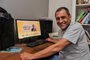 Robinson Cabral, idealizador do site com cursos sobre história da arte para deficientes auditivos. (Neimar De Cesero/Agência RBS)Indexador: NEIMAR DE CESERO<!-- NICAID(15616403) -->